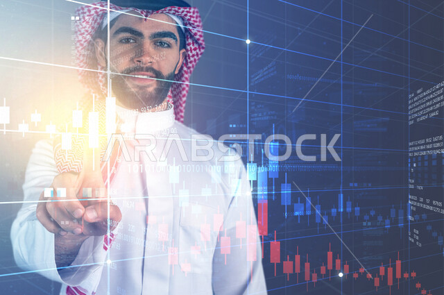 صورة مقربة لرجل عربي خليجي سعودي أمام شاشة رقمية ، يضغط بأصبعه بتقنية الهولوجرام ، البورصة و الأسهم المالية  ، خاصية الهولجرام ثلاثية الأبعاد ، رموز رقمية الكترونية