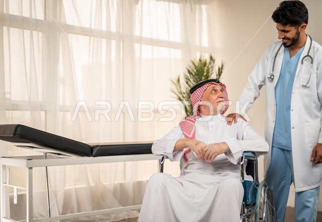تقديم أفضل الخدمات الصحية لمرضى كبار السن في المستشفى , مريض مسن عربي سعودي خليجي يجلس على كرسي متحرك , يقوم بشكر وتقدير الطبيب لجهوده ورعايته الطبية , مفهوم الطب والرعاية الصحية .