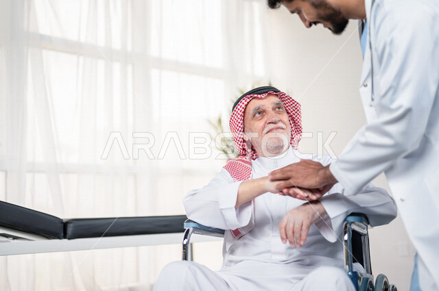 تقديم أفضل الخدمات الصحية لمرضى كبار السن في المستشفى , مريض مسن عربي سعودي خليجي يجلس على كرسي متحرك , يقوم بشكر وتقدير الطبيب لجهوده ورعايته الطبية , مفهوم الطب والرعاية الصحية .