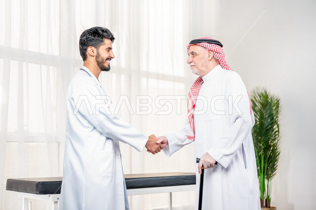 تقديم أفضل الخدمات الصحية لمرضى كبار السن في المستشفيات في دول الخليج , يقوم طبيب عربي سعودي خليجي بالترحيب بمريض كبير بالسن , مفهوم الطب والرعاية الصحية , مهن ووظائف طبية .