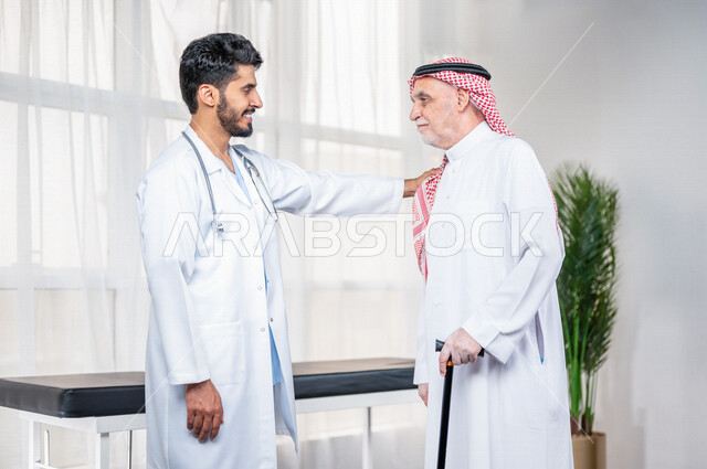 تقديم أفضل الخدمات الصحية لمرضى كبار السن في المستشفيات في دول الخليج , يقوم طبيب عربي سعودي خليجي بالترحيب بمريض كبير بالسن , مفهوم الطب والرعاية الصحية , مهن ووظائف طبية .