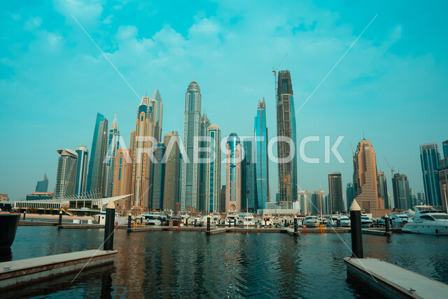 الفن الهندسي المعماري على الطراز الحديث والمتطور للمباني التجارية والسكنية, الواجهة البحرية المطلة على ساحل الخليج العربي، النهضة الاقتصادية والتطور العمراني للأبراج وناطحات السحاب في الامارات العربية المتحدة، مكان سياحي مشهور في إمارة دبي