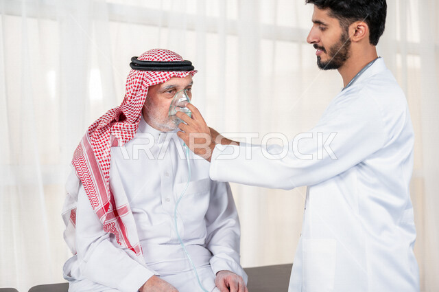 مريض عربي سعودي خليجي لديه مشاكل بالتنفس , يضع الطبيب قناع الأكسجين لمساعدة المريض على التنفس , مفهوم الطب والرعاية الصحية , موعد لتلقي العلاج في المستشفى , الطوارئ .