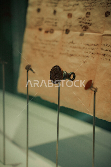 حضارة وتاريخ المملكة العربية السعودية، قطعة أثرية في متحف مطل البجيري التاريخي في الدرعية في الرياض، جذب واستقطاب السياح من أنحاء العالم، أدوات وأسلحة الحرب والدفاع القديمة، معلم ومكان سياحي مشهور, موقع تراثي عالمي