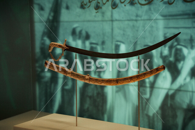 جذب واستقطاب السياح من أنحاء العالم، أدوات وأسلحة الحرب والدفاع القديمة، حضارة وتاريخ المملكة العربية السعودية، معلم ومكان سياحي مشهور, سيف أثري في متحف مطل البجيري التاريخي في الدرعية في الرياض، موقع تراثي عالمي