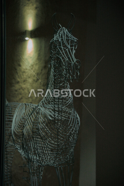 حضارة وتاريخ المملكة العربية السعودية، حب وشغف السعوديين بالخيل العربي الأصيل، مجسم ثلاثي الأبعاد بالأسلاك المعدنية على شكل حصان، معلم ومكان سياحي أثري مشهور, متحف مطل البجيري التاريخي في الدرعية في الرياض، موقع تراثي عالمي، جذب واستقطاب السياح من أنحاء العالم