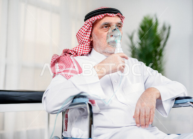 مريض عربي سعودي خليجي لديه مشاكل بالتنفس , يضع قناع الأكسجين لمساعدته على التنفس , مفهوم الطب والرعاية الصحية , موعد لتلقي العلاج في المستشفى , الطوارئ .