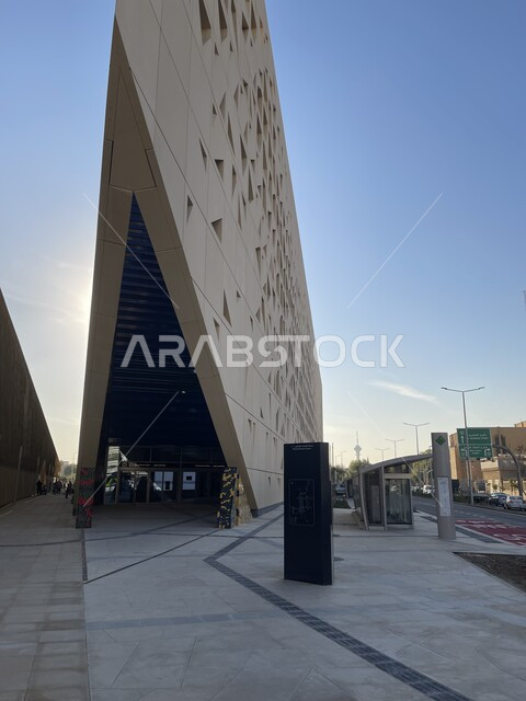 النمو والتطور العمراني في البناء في المملكة العربية السعودية، الاهتمام بالخدمات العامة ووسائل النقل، محطات القطار السريع، التطوير والتقدم الحضاري وتحسين البنية التحتية، محطة مترو الرياض في العاصمة في النهار