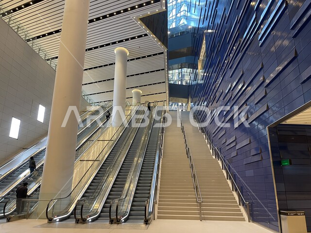 محطات القطار السريع، التطوير والتقدم الحضاري وتحسين البنية التحتية، الدرج والسلم الكهربائي في محطة مترو الرياض في العاصمة، النمو والتطور العمراني في البناء في المملكة العربية السعودية، الاهتمام بالخدمات العامة ووسائل النقل