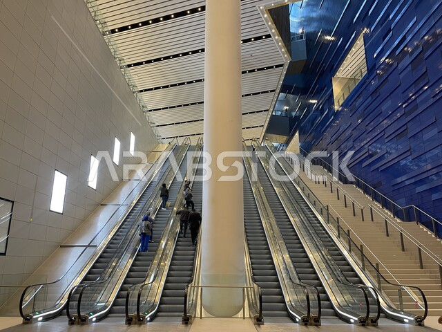 الدرج والسلم الكهربائي في محطة مترو الرياض في العاصمة، محطات القطار السريع، التطوير والتقدم الحضاري وتحسين البنية التحتية، النمو والتطور العمراني في البناء في المملكة العربية السعودية، الاهتمام بالخدمات العامة ووسائل النقل