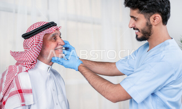 طبيب أسنان عربي سعودي خليجي يفحص أسنان المريض , الحفاظ على أسنان المريض ,مفهوم الطب والرعاية الصحية ,مهن ووظائف طبية ، العمل في القطاع الصحي لتقديم الخدمات الصحية ، خلفية بيضاء .