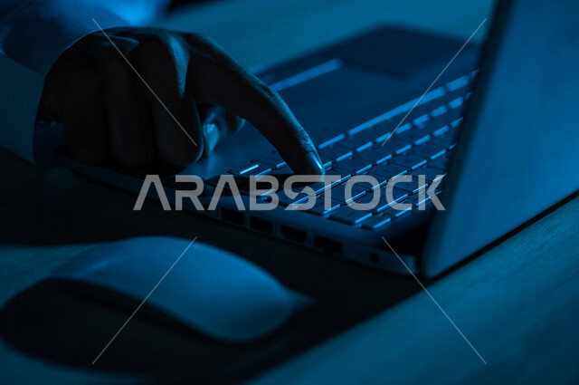 صورة مقربة ليد رجل عربي خليجي سعودي يستخدم الحاسوب المحمول ،الكتابة من خلال لوحة المفاتيح ، ادخال البيانات، صناعة المحتويات النصية،التسويق والترويج للمواقع الالكترونية، القيام بالاعمال الادارية ،التعليم الالكتروني