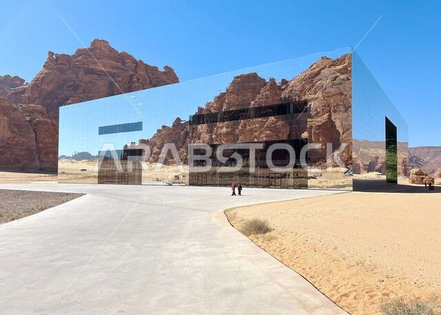 الفن الهندسي المعماري لمسرح المرايا الزجاجي في محافظة العلا بالمملكة العربية السعودية، أكبر مبنى عاكس، مكان ومعلم سياحي مشهور في الصحراء، التكوينات والتشكيلات الصخرية والتضاريس الجبلية في المناطق الصحراوية، جذب السياح من شتى أنحاء العالم
