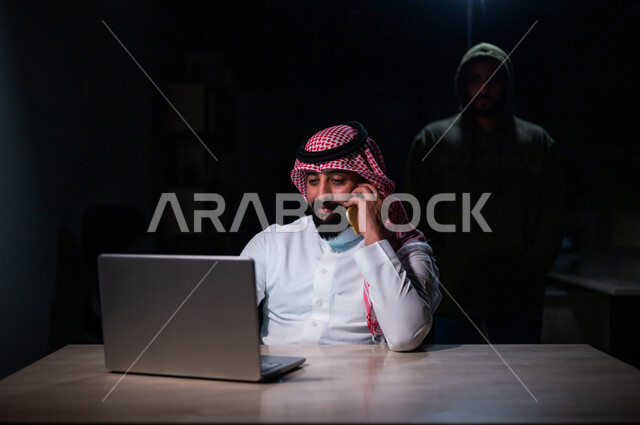 رجل عربي  خليجي سعودي يجري اتصال من خلال الهاتف المحمول، التعرض للإختراق والهجمات الالكترونية، التنصت على المكالمات، اختراق المكالمات الصوتية وخصوصية المستخدم، الجرائم الإلكترونية