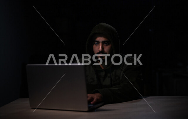 شاب عربي خليجي سعودي، يعمل في مجال الهكر الغير قانوني، اختراق حماية وأمن وخصوصية المستخدمين، استخدم جهاز الحاسوب لأغراض غير قانونية، الجرائم الالكترونية