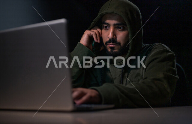 شاب عربي خليجي سعودي، يعمل في مجال الهكر الغير قانوني، اختراق حماية وأمن وخصوصية المستخدمين، التنصت على المكالمات، اختراق المكالمات الصوتية وخصوصية المستخدم، الجرائم الالكترونية