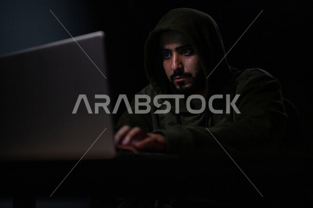 شاب عربي خليجي سعودي، يعمل في مجال الهكر الغير قانوني، اختراق حماية وأمن وخصوصية المستخدمين، استخدم جهاز الحاسوب لأغراض غير قانونية، الجرائم الالكترونية