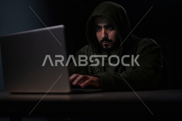 شاب عربي خليجي سعودي، يعمل في مجال الهكر الغير قانوني، اختراق حماية وأمن وخصوصية المستخدمين، استخدم جهاز الحاسوب لأغراض غير قانونية، الجرائم الالكترونية