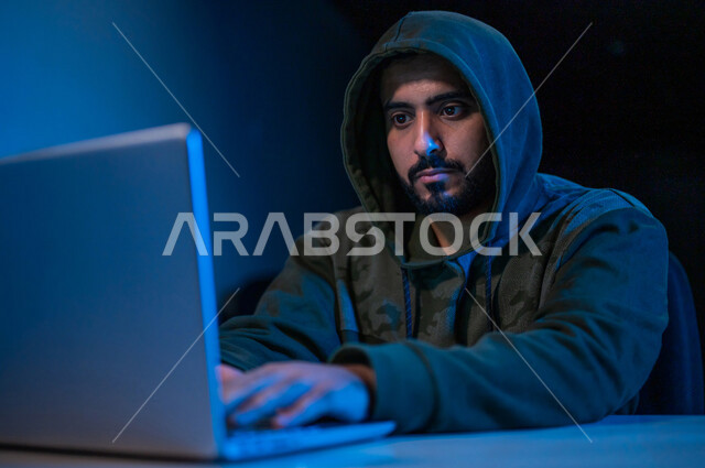 شاب عربي خليجي سعودي، يعمل في مجال الهكر الغير قانوني، اختراق حماية وأمن وخصوصية المستخدمين، استخدم جهاز الحاسوب لأغراض غير قانونية، الجرائم الالكترونية