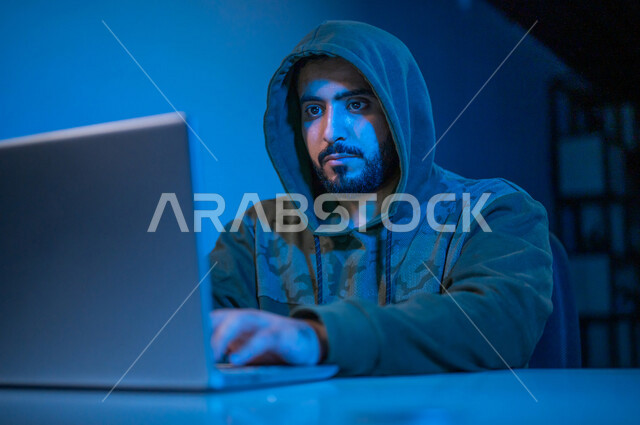 شاب عربي خليجي سعودي، يعمل في مجال الهكر الغير قانوني، اختراق حماية وأمن وخصوصية المستخدمين، استخدم جهاز الحاسوب لأغراض غير قانونية، الجرائم الالكترونية