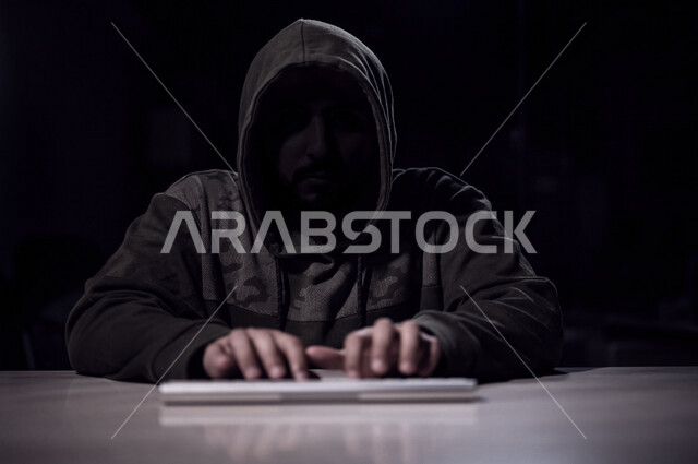 شاب عربي خليجي سعودي، يعمل في مجال الهكر الغير قانوني، اختراق حماية وأمن وخصوصية المستخدمين، استخدم جهاز الحاسوب لأغراض غير قانونية، الجرائم الالكترونية
