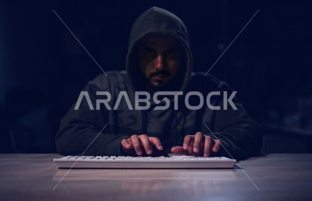 شاب عربي خليجي سعودي، يعمل في مجال الهكر الغير قانوني، اختراق حماية وأمن وخصوصية المستخدمين، استخدم جهاز الحاسوب لأغراض غير قانونية، الجرائم الالكترونية