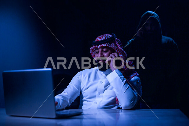 رجل عربي  خليجي سعودي يجري اتصال من خلال الهاتف المحمول، التعرض للإختراق والهجمات الالكترونية، التنصت على المكالمات، اختراق المكالمات الصوتية وخصوصية المستخدم، الجرائم الإلكترونية