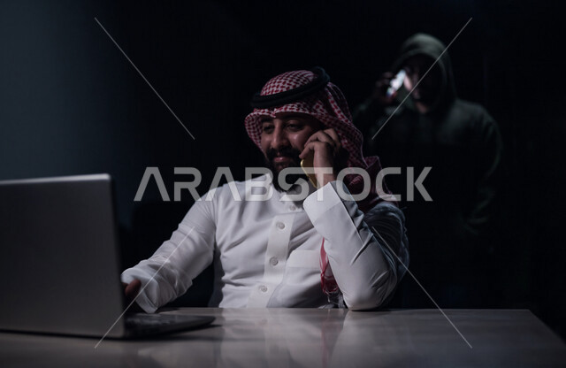 رجل عربي  خليجي سعودي يجري اتصال من خلال الهاتف المحمول، التعرض للإختراق والهجمات الالكترونية، التنصت على المكالمات، اختراق المكالمات الصوتية وخصوصية المستخدم، الجرائم الإلكترونية