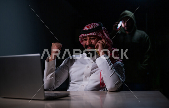 رجل عربي  خليجي سعودي يجري اتصال من خلال الهاتف المحمول، التعرض للإختراق والهجمات الالكترونية، التنصت على المكالمات، اختراق المكالمات الصوتية وخصوصية المستخدم، الجرائم الإلكترونية