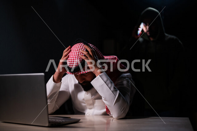 رجل عربي خليجي سعودي بايماءات وجه حزينة، التعرض للإختراق والهجمات الالكترونية، الاختراق الأمني، اختراق حماية وأمن وخصوصية المستخدمين، الجرائم الالكترونية