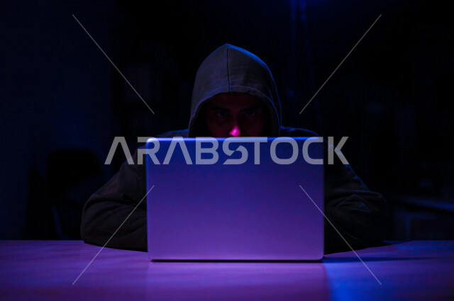 شاب عربي خليجي سعودي، يعمل في مجال الهكر الغير قانوني، اختراق حماية وأمن وخصوصية المستخدمين، استخدم جهاز الحاسوب لأغراض غير قانونية، الجرائم الالكترونية