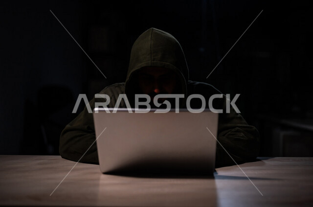 شاب عربي خليجي سعودي، يعمل في مجال الهكر الغير قانوني، اختراق حماية وأمن وخصوصية المستخدمين، استخدم جهاز الحاسوب لأغراض غير قانونية، الجرائم الالكترونية