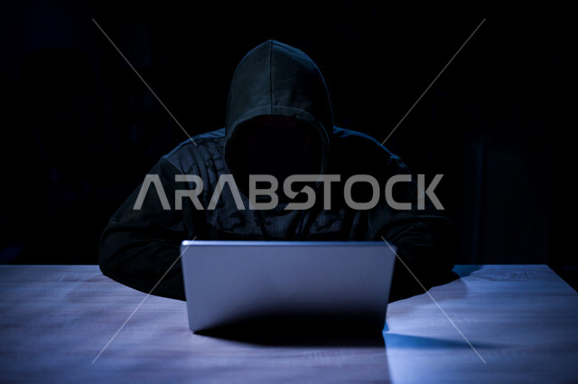 شاب عربي خليجي سعودي، يعمل في مجال الهكر الغير قانوني، اختراق حماية وأمن وخصوصية المستخدمين، استخدم جهاز الحاسوب لأغراض غير قانونية، الجرائم الالكترونية