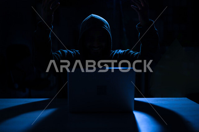 شاب عربي خليجي سعودي بايماءات وجه سعيدة، يعمل في مجال الهكر الغير قانوني، اختراق حماية وأمن وخصوصية المستخدمين، الجرائم الالكترونية