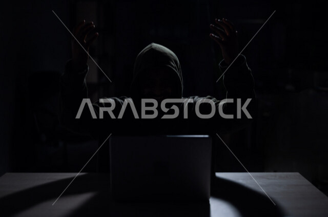 شاب عربي خليجي سعودي بايماءات وجه سعيدة، يعمل في مجال الهكر الغير قانوني، اختراق حماية وأمن وخصوصية المستخدمين، الجرائم الالكترونية