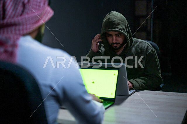 رجل عربي  خليجي سعودي يجري اتصال من خلال الهاتف المحمول، التعرض للإختراق والهجمات الالكترونية، التنصت على المكالمات، اختراق المكالمات الصوتية وخصوصية المستخدم، الجرائم الإلكترونية