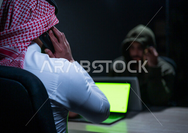 رجل عربي  خليجي سعودي يجري اتصال من خلال الهاتف المحمول، التعرض للإختراق والهجمات الالكترونية، التنصت على المكالمات، اختراق المكالمات الصوتية وخصوصية المستخدم، الجرائم الإلكترونية