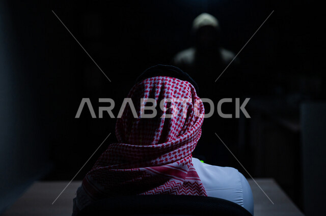 رجل عربي خليجي سعودي يستخدم حاسوبه المحمول، التعرض للإختراق والهجمات الالكترونية، الاختراق الأمني، اختراق حماية وأمن وخصوصية المستخدمين، الجرائم الالكترونية