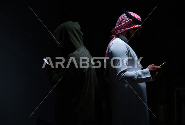 رجل عربي خليجي سعودي يستخدم هاتفه المحمول، التعرض للإختراق والهجمات الالكترونية، الاختراق الأمني، اختراق حماية وأمن وخصوصية المستخدمين، الجرائم الالكترونية