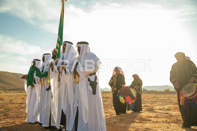 فرقة عروض الفلكلور التراثي في صحراء المملكة، ارتداء زي العرضة النجدية الشعبية في المناسبة الوطنية، الاحتفال باليوم الوطني بالرقص بالسيوف وقرع الطبول، يوم بدينا ٢٢ فبراير، ذكرى تاسيس الدوله السعوديه الاولى ١٧٢٧ م، مفهوم حب الوطن والانتماء اليه