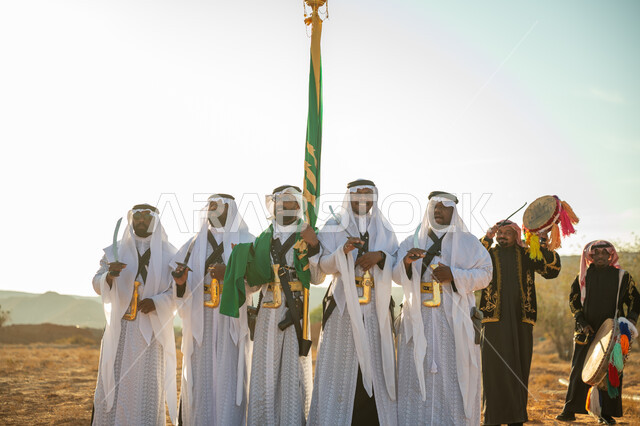 ذكرى تاسيس الدوله السعوديه الاولى ١٧٢٧ م، فرقة عروض الفلكلور التراثي في صحراء المملكة، ارتداء زي العرضة النجدية الشعبية في المناسبة الوطنية، الاحتفال باليوم الوطني بالرقص بالسيوف وقرع الطبول، يوم بدينا ٢٢ فبراير، مفهوم حب الوطن والانتماء اليه