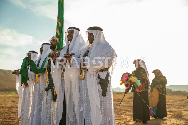فرقة عروض الفلكلور التراثي في صحراء المملكة، ارتداء زي العرضة النجدية الشعبية في المناسبة الوطنية، يوم بدينا ٢٢ فبراير، مفهوم حب الوطن والانتماء اليه، ذكرى تاسيس الدوله السعوديه الاولى ١٧٢٧ م، الاحتفال باليوم الوطني بالرقص بالسيوف وقرع الطبول