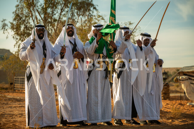مفهوم حب الوطن والانتماء اليه، ارتداء زي العرضة النجدية الشعبية في المناسبة الوطنية، الاحتفال باليوم الوطني بالرقص بالسيوف وقرع الطبول، يوم بدينا ٢٢ فبراير، فرقة عروض الفلكلور التراثي في صحراء المملكة، ذكرى تاسيس الدوله السعوديه الاولى ١٧٢٧ م