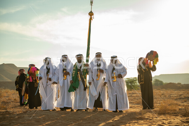 مفهوم حب الوطن والانتماء اليه، ارتداء زي العرضة النجدية الشعبية في المناسبة الوطنية، الاحتفال باليوم الوطني بالرقص بالسيوف وقرع الطبول، يوم بدينا ٢٢ فبراير، فرقة عروض الفلكلور التراثي في صحراء المملكة، ذكرى تاسيس الدوله السعوديه الاولى ١٧٢٧ م