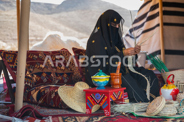 ذكرى تأسيس الدولة السعودية الأولى 1727 م، يوم بدينا 22 فبراير، الفخر بالتراث السعودي العريق،  امرأة عربية خليجية سعودية ترتدي الزي الشعبي التقليدي تقوم بصناعة الحصير، عرض المنتجات المحليه الوطنيه، حرفة يدوية شعبية
