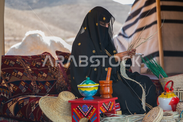 ذكرى تأسيس الدولة السعودية الأولى 1727 م، يوم بدينا 22 فبراير، الفخر بالتراث السعودي العريق،  امرأة عربية خليجية سعودية ترتدي الزي الشعبي التقليدي تقوم بصناعة الحصير، عرض المنتجات المحليه الوطنيه، حرفة يدوية شعبية