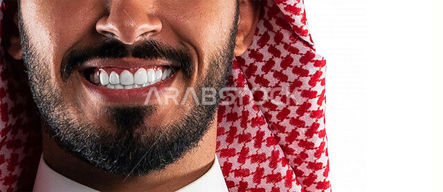 بورتريه لرجل عربي سعودي خليجي يبتسم ويظهر ثقة بالنفس , العناية بالأسنان وصحة اللثة , الإبتسامة المثالية , مفهوم صحة الأسنان , تبييض الأسنان , خلفية بيضاء .
