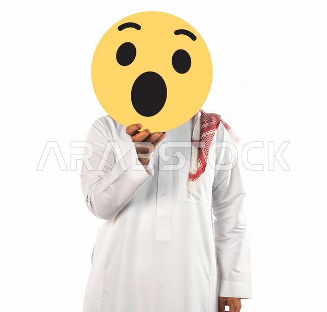 بورتريه لرجل عربي خليجي سعودي يحمل وجه سمايل أصفر مصدوم ، إيموشن وجه متفاجئ ، تعابير و دلالات وجه ، مفهوم التفكير الإيجابي ، تقييم الخدمات