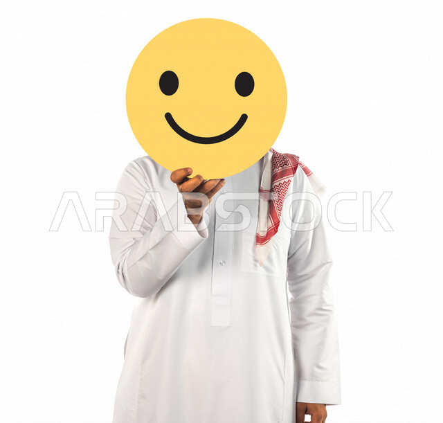 بورتريه لرجل عربي خليجي سعودي يحمل وجه سمايل أصفر مبتسم ، إيموشن وجه سعيد ، تعابير و دلالات وجه ، مفهوم التفكير الإيجابي ، تقييم ممتاز للخدمات