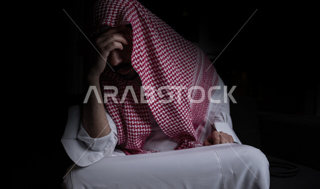 صورة لمريض نفسي عربي خليجي يشعر بالإكتئاب والإنهيار العصبي , اضطراب نفسي , معاناة وأزمة نفسية .